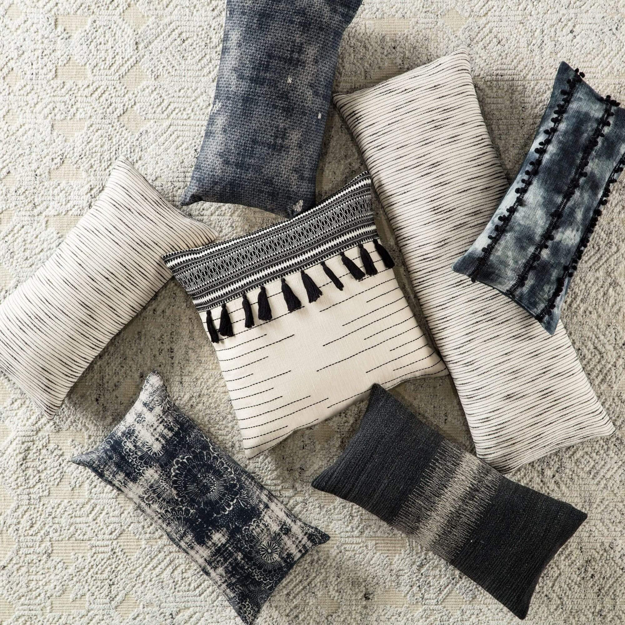 Jaipur Living Mercado Aravalli Ombre Black/ Gray Polyester Throw Pillow Pillow & Decor