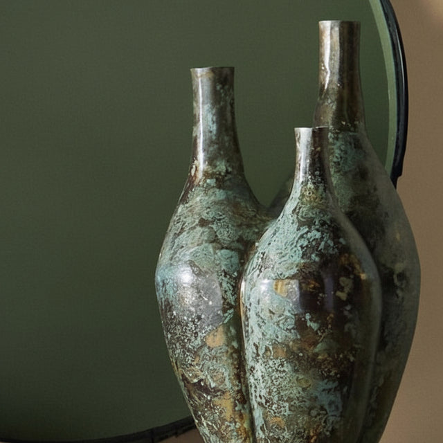 Trois Vase Vases + Urns 1200-1139